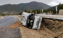 Kontrolden Çıkan Kamyon Devrildi