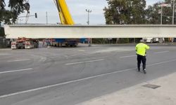 Mersin'de beton blok yüklü tırın tekeri koptu, yol saatlerce kapalı kaldı