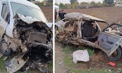 Minibüsle Çarpışan Otomobil Demir Yığınına Döndü: 2 Yaralı