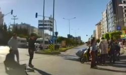 Kırmızı ışıkta geçen araç kuryeye çarptı