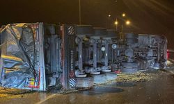 Osmaniye’de mısır yüklü kamyon devrildi: 1 kişi yaralandı