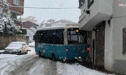 Kahramanmaraş'ta otobüs kayarak eve çarptı