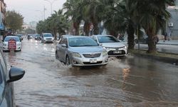 İçme suyu borusu patladı, sokaklar göle döndü