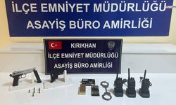 Şüpheli hareketleri olan 2 kişiden ruhsatsız silah ve telsiz çıktı