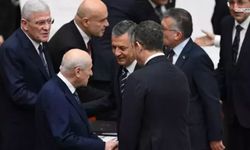 TBMM'de Bütçe Görüşmeleri Başladı: Bahçeli ve Özel Tokalaştı