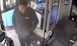 Unutulan çantanın başında nöbet tuttu