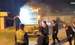 Alev Alan Çöp Kamyonu İtfaiye İstasyonuna Sığındı