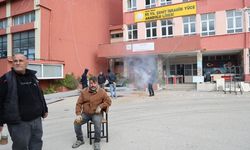 Depremde hasar alan 50 yıllık lise yıkılıyor mezunları son kez ziyaret etti