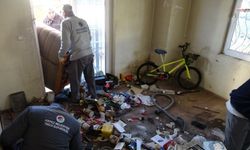 Yaşlı adamın çöp dolu evinden 2 kamyon atık çıkarıldı