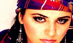 Zara'nın Derin Dekolteli Kıyafeti Sosyal Medyada Tartışma Yarattı