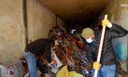 Tarsus Belediyesi ekipleri bir evden 28 kamyon atık çıkardı