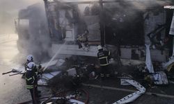 Suriye'ye geçmek için bekleyen tır yolda alev aldı