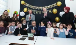 Başkan Toptaş’a karne gününde miniklerden doğum günü sürprizi!