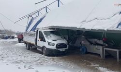 Kar yüküne dayanamayan fabrika çatısı park halindeki araçlara çöktü