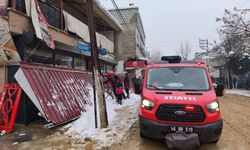 Depremin merkezinde yoğun kar nedeniyle iş yerinin çatısı çöktü