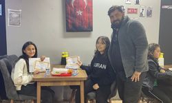 Esnaftan öğrencilere karne sürprizi: Takdir getirene bedava döner