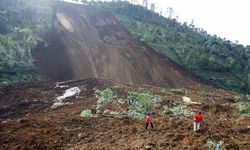 Heyelan 7 kişiyi hayattan kopardı! 82 kişi kayıp