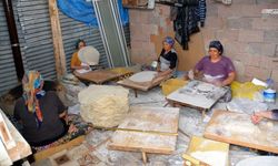 Kadınlar yufka için imece usulü bir araya geliyor