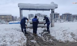 Kahramanmaraş’ta kaldırımlar ve yürüyüş yolları kardan temizleniyor