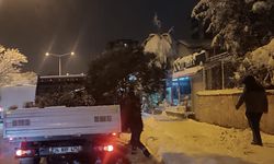 Kahramanmaraş’ta kar nedeniyle kırılan ağaç dalları toplandı, güvenlik sağlandı