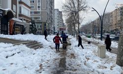 Kahramanmaraş’ta yayalar için 7/24 buzlanma temizliği başladı