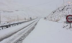 Kahramanmaraş–Göksun karayolu kar ve tipi nedeniyle trafiğe kapandı