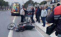 Erdemli'de motosiklet sürücüsü kamyonetle çarpışmanın ardından hastaneye kaldırıldı