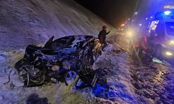 Yoğun yağışta kontrolünü kaybeden araç şarampole yuvarlandı