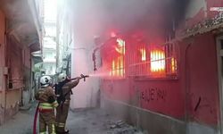 Kumaş deposundan çıkan alevler itfaiyeye zor anlar yaşattı