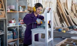Atık ahşap ve malzemeler bu atölyede masa sandalyeye dönüşüyor