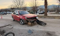 Otomobil ile motosiklet çarpıştı, motosiklet sürücüsü hastaneye kaldırıldı