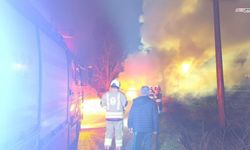 Dörtyol'da seyir halindeki araç yolda alevlere teslim oldu