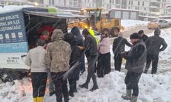 Yoğun kar nedeniyle TOKİ konutlarında vatandaşlara ekmek ulaştırıldı