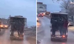 Kahramanmaraş'ta kamyonet arkasında tehlikeli yolculuk