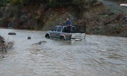 Hatay'da Yağışlar Yolları Sular Altında Bıraktı: Araçlar Mahsur Kaldı
