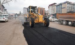Kahramanmaraş’ta Hükümet Bulvarı sıcak asfaltla yenileniyor