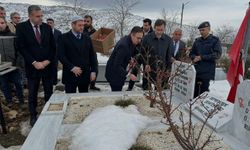 Deprem şehitleri kabirleri başında dualarla anıldı