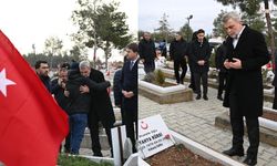 Deprem şehitleri kabri başında dualarla yad edildi