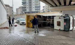 Gaziantep’te damperi köprüye çarpan kamyon yan yattı