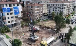 Belediye yüksek riskli binayı yıktı