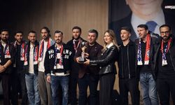 İstiklalspor’dan Vekil Karakoç'a Anlamlı Kupa Takdimi
