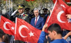 Vali Ünlüer’den Öğrencilere Bayrak Sevgisi Çağrısı