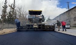 Dulkadiroğlu’nda Rafet Efendi Caddesi sıcak asfaltla yenileniyor