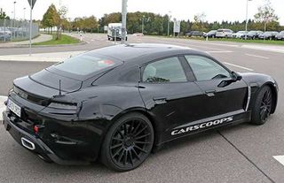 Porsche'nin elektrikli otomobili ilk kez canlı olarak yolda görüntülendi