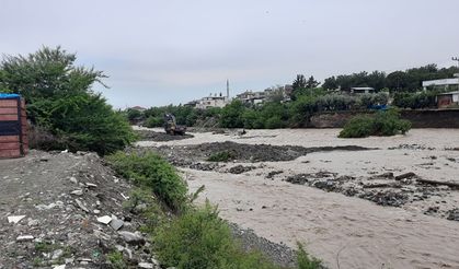 Kuvvetli yağışın etkili olduğu Hatay'da sel yolu ikiye böldü