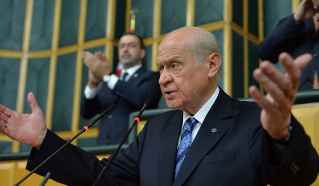 Bahçeli: “Saçlarına dolardan bukleler yapan şaibeli soytarılar milletimizde haklı bir öfkeye neden olmaktadır”