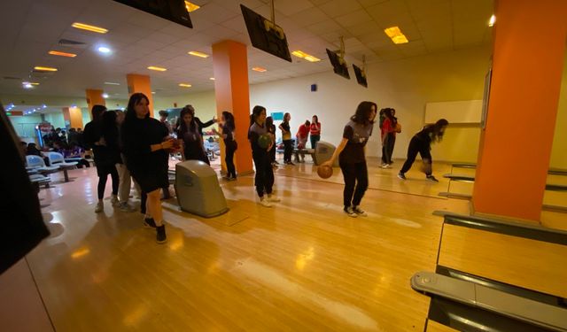 Kahramanmaraş’ta lise öğrencileri hünerlerini bowling salonunda sergiledi