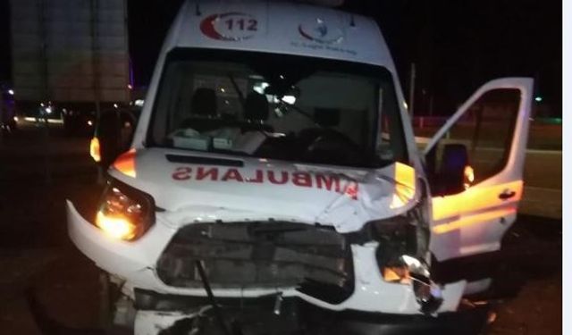 Afşin'de ambulans ile otomobil çarpıştı: 2 yaralı