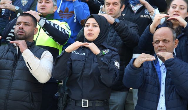 Türk polisinden işaret diliyle İstiklal Marşı