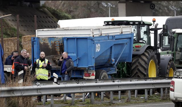Fransa’da araç eylem yapan çiftçilerin arasına daldı